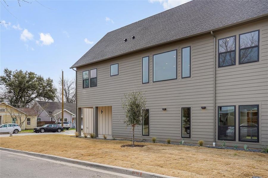 Exterior details and patio area of a home in , Dallas (Image 4).