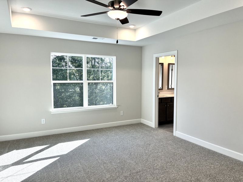 Spacious, unfurnished interior of a new home in Holly Ridge, Greenville (Image 15).