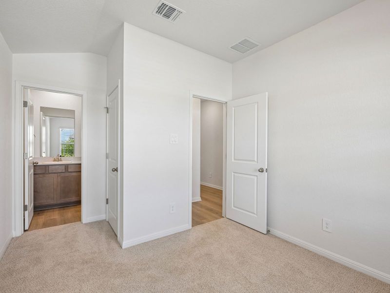 Spacious, unfurnished interior of a new home in Riverbend at Double Eagle - Reserve Collection, Cedar Creek (Image 12).