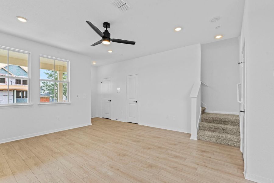 Spacious, unfurnished interior of a new home in Avery Centre, Round Rock (Image 14).