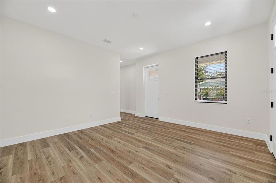 Spacious, unfurnished interior of a new home in , Tampa (Image 19).