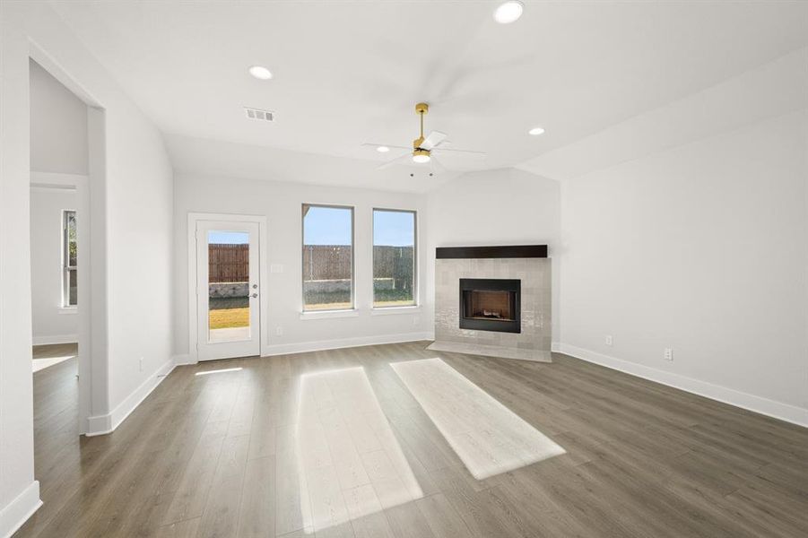 Spacious, unfurnished interior of a new home in The Retreat - Phase 1, Waxahachie (Image 36).