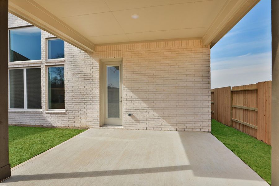 Exterior details and patio area of a home in Sundance Cove, Crosby (Image 20).