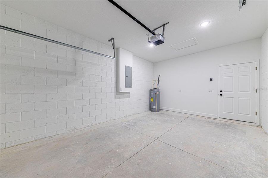 Spacious, unfurnished interior of a new home in , Ocklawaha (Image 33).