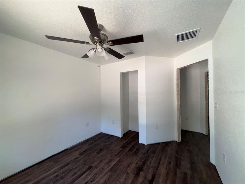 Spacious, unfurnished interior of a new home in , Ocala (Image 4).