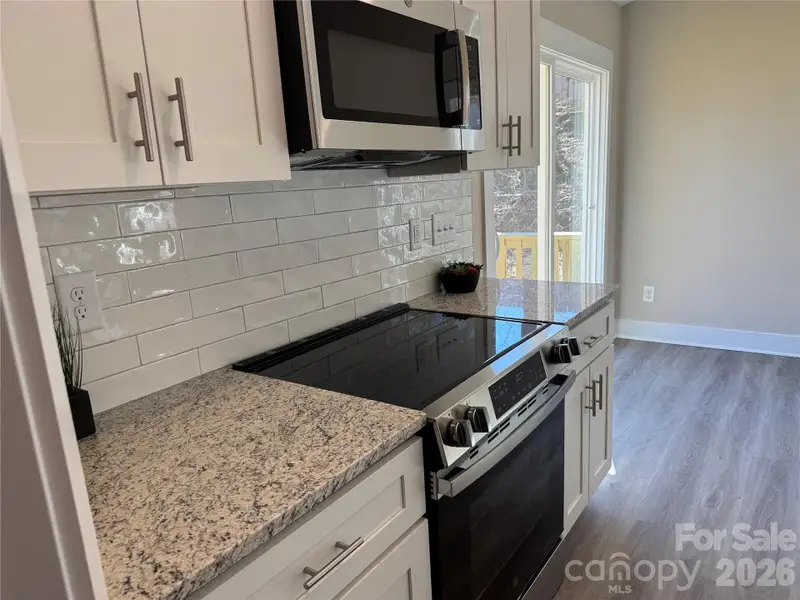 Stove w/ backsplash