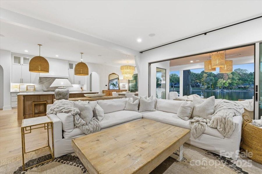 Open floorplan great for entertaining. Open floorplan great for entertaining.