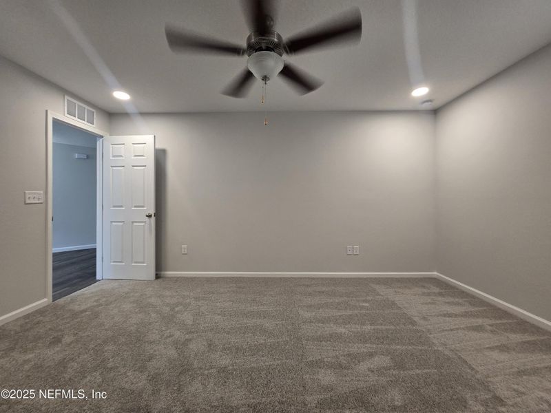Spacious, unfurnished interior of a new home in , Jacksonville (Image 6).