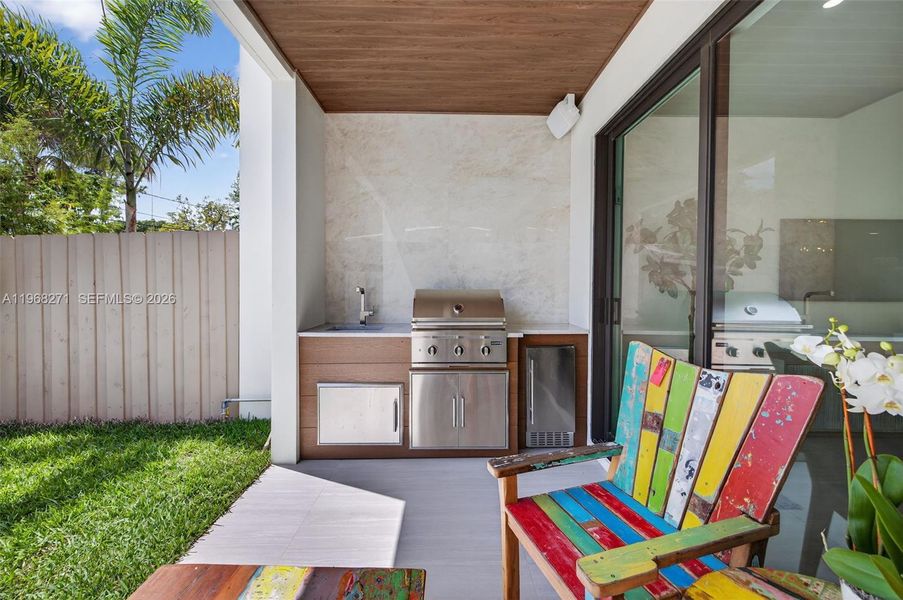 Exterior details and patio area of a home in , Fort Lauderdale (Image 3).