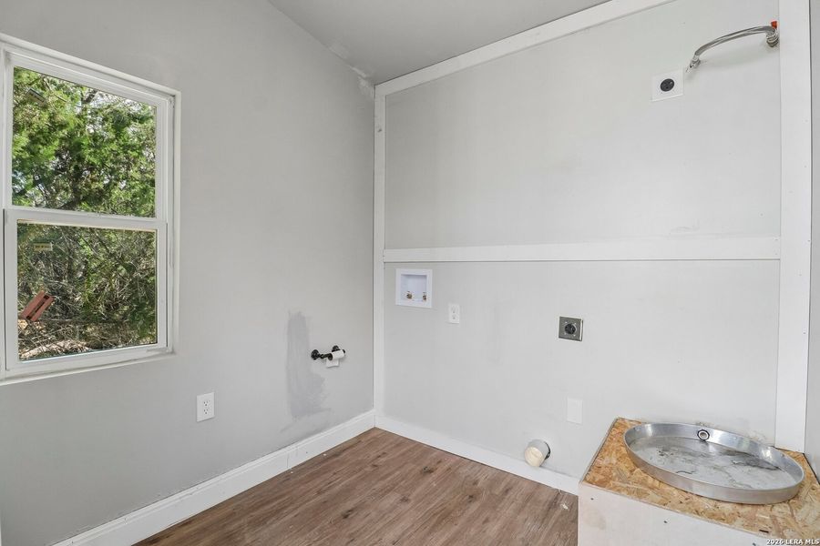 Spacious, unfurnished interior of a new home in , Bandera (Image 15).