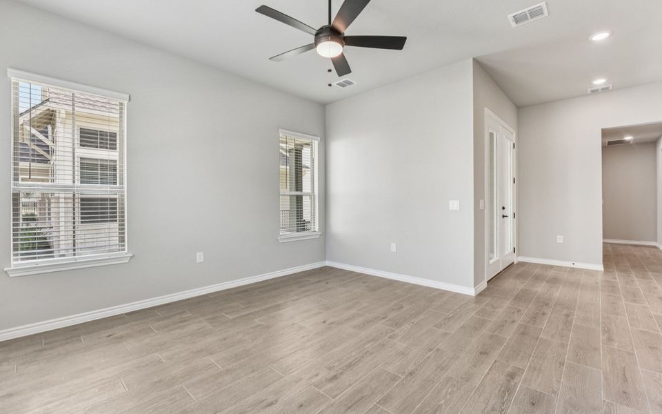 Spacious, unfurnished interior of a new home in Kissing Tree, San Marcos (Image 8).