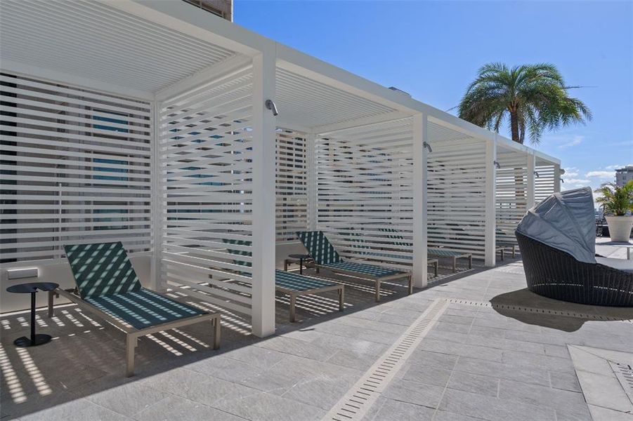 Condo located in St. Petersburg, FL showcasing its design and architecture (Image 25).