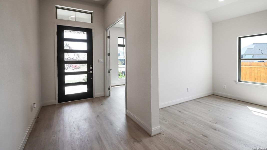 Spacious, unfurnished interior of a new home in Meadows of Mill Creek, Seguin (Image 23).