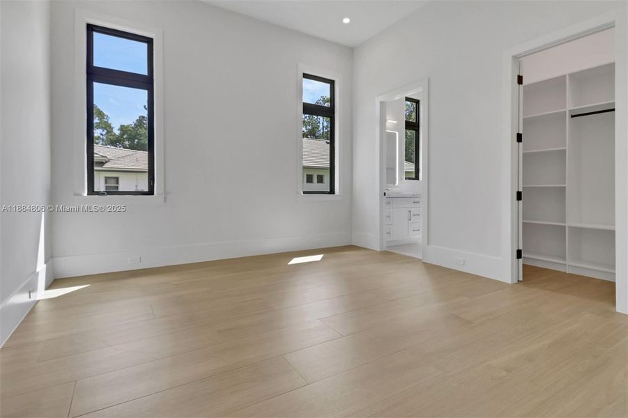 Spacious, unfurnished interior of a new home in , Naples (Image 16).