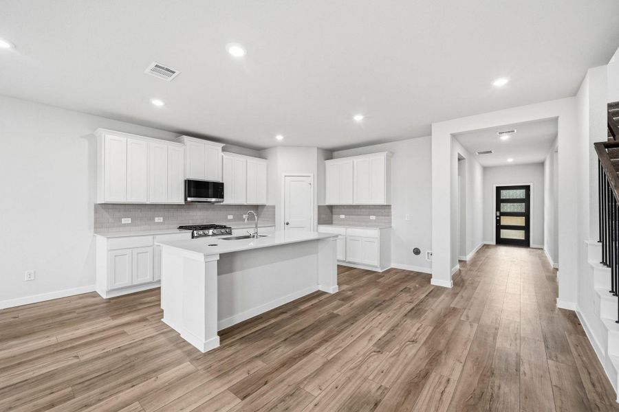 Furnished interior view inside a new home in Country Creek, Mont Belvieu (Image 6).