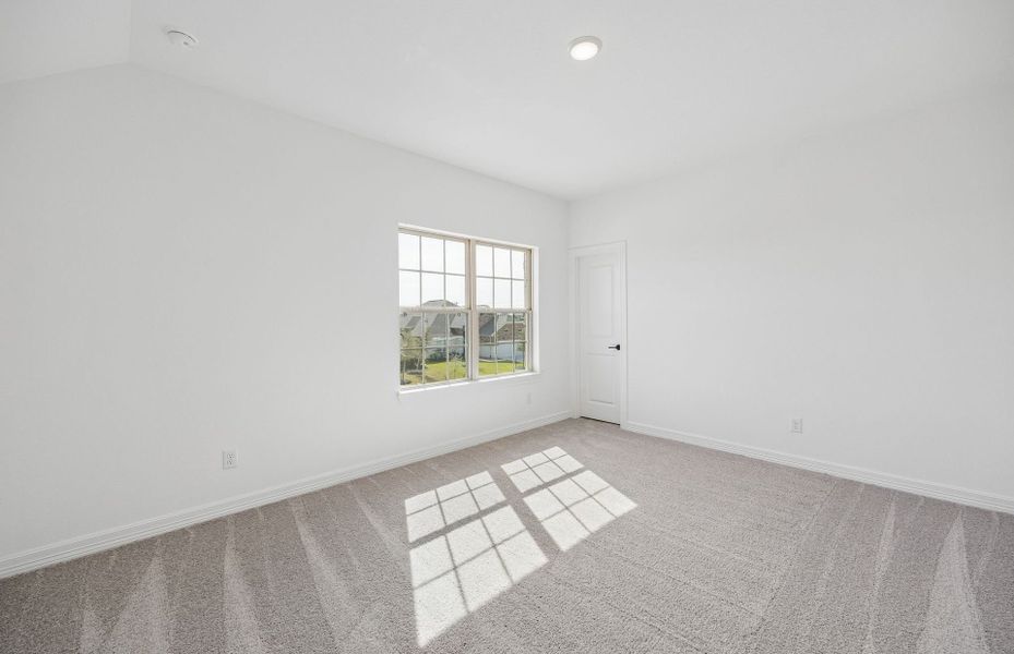 Spacious, unfurnished interior of a new home in Lago Mar, Texas City (Image 28).