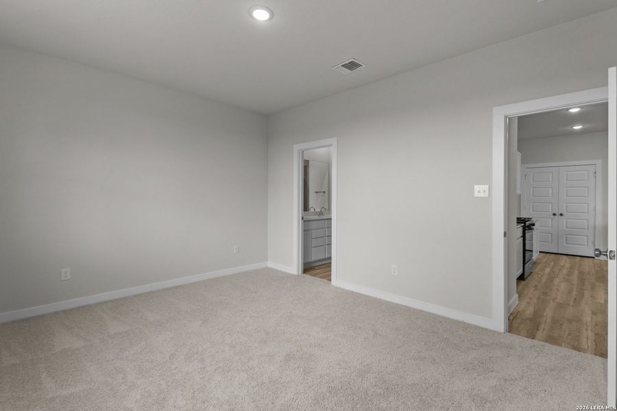 Spacious, unfurnished interior of a new home in Mesa Vista, San Antonio (Image 19).