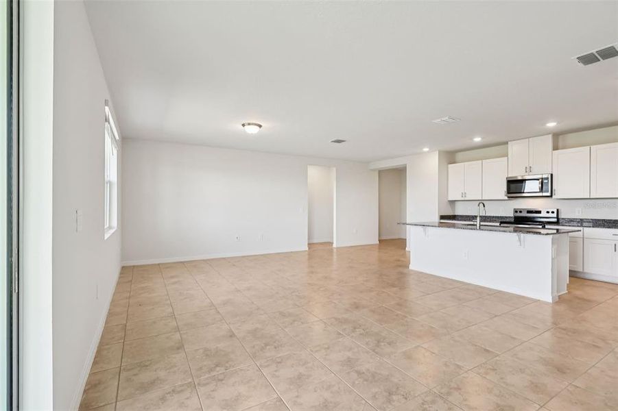 Spacious, unfurnished interior of a new home in Lake Deer Estates - Signature Series, Poinciana (Image 29).