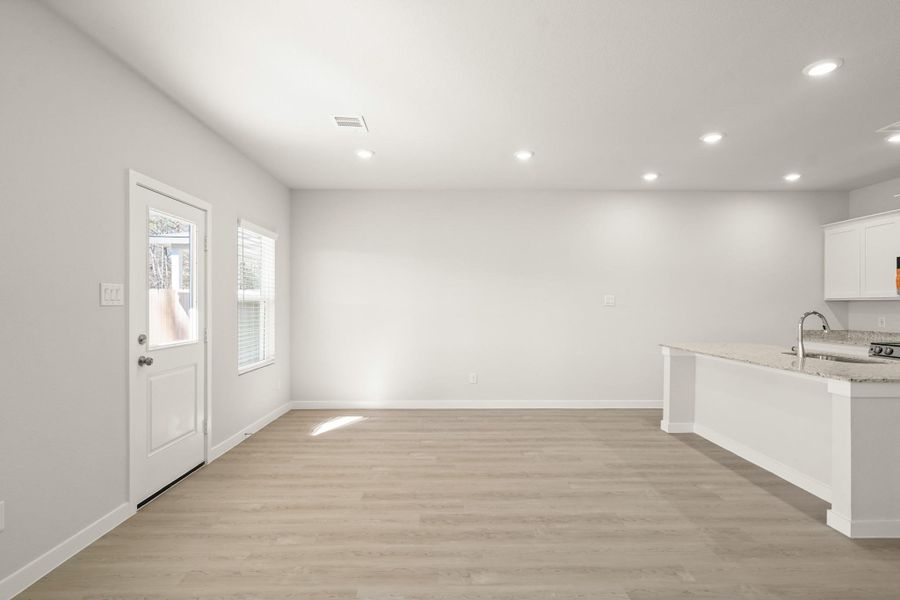 Spacious, unfurnished interior of a new home in Lakes at Crockett Martin, Conroe (Image 22).