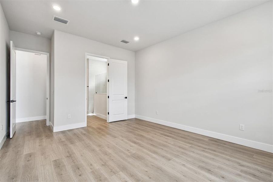 Spacious, unfurnished interior of a new home in Emerald Landing at Waterside at Lakewood Ranch – Lake Series, Sarasota (Image 26).
