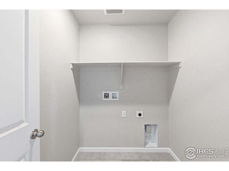 Spacious, unfurnished interior of a new home in Cordovan, Longmont (Image 30).