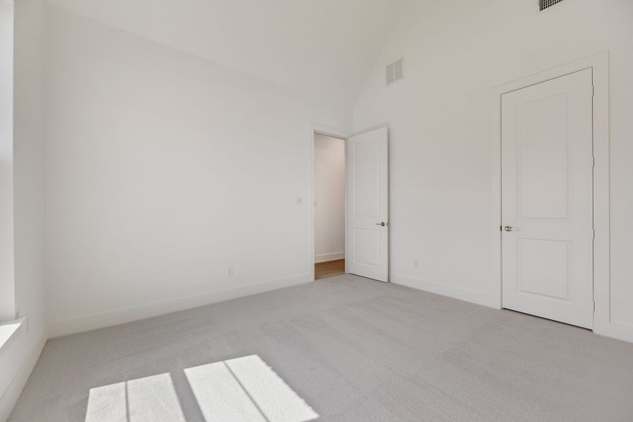 Spacious, unfurnished interior of a new home in Winding Creek, Rockwall (Image 31).