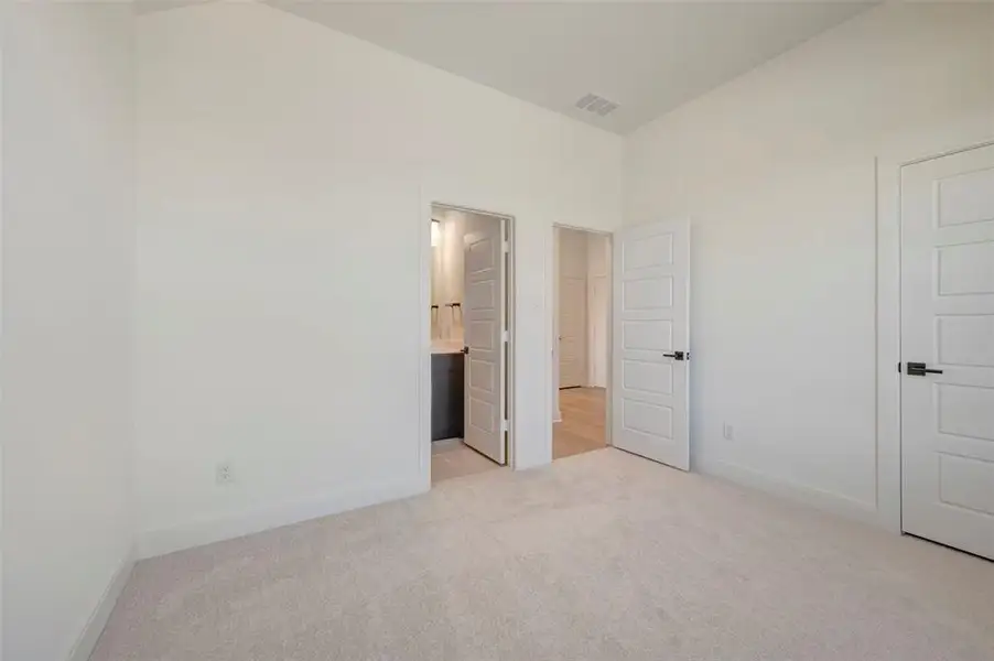 Spacious, unfurnished interior of a new home in Creekshaw – Classic, Royse City (Image 16).