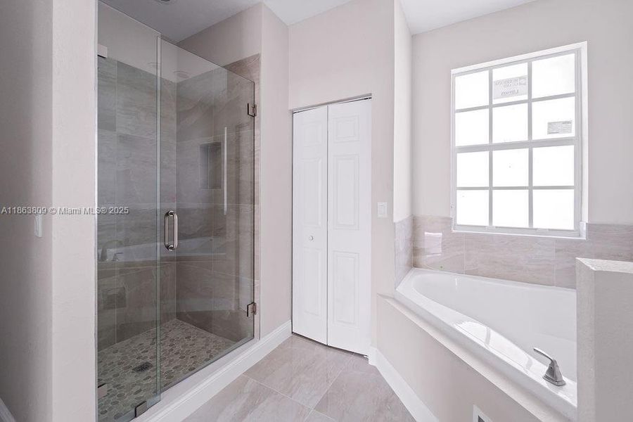 Spacious, unfurnished interior of a new home in , Tamarac (Image 29).