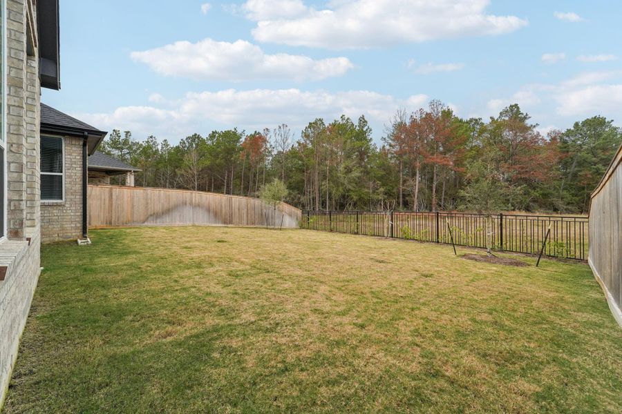 Exterior details and patio area of a home in Kresston, Montgomery (Image 25).