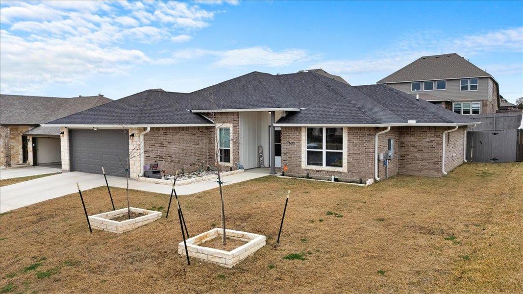 Exterior details and patio area of a home in , Killeen (Image 24).