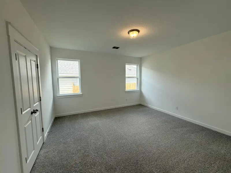 Spacious, unfurnished interior of a new home in Creeks Crossing, Elgin (Image 9).