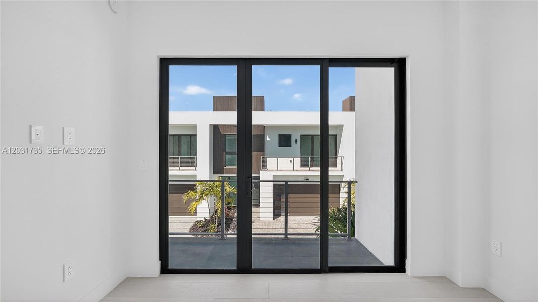 Spacious, unfurnished interior of a new home in , Dania Beach (Image 38).
