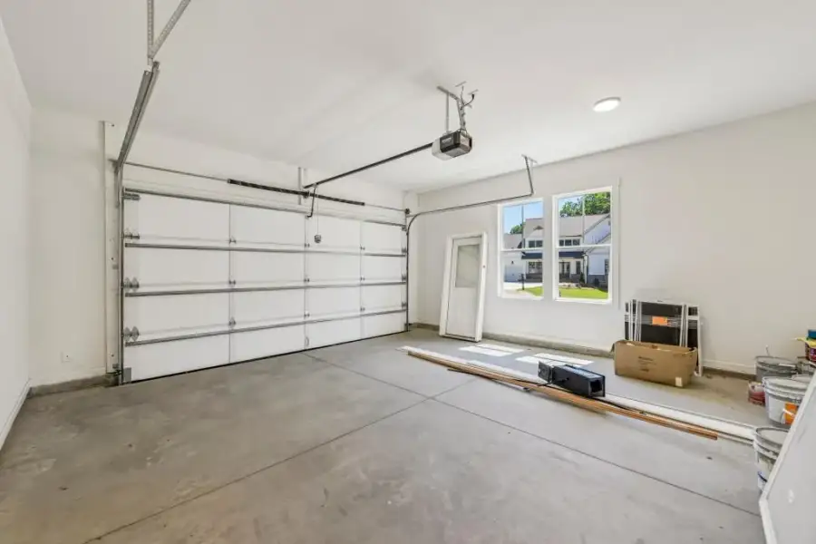 Spacious, unfurnished interior of a new home in White Post on Lake Lanier, Gainesville (Image 33).