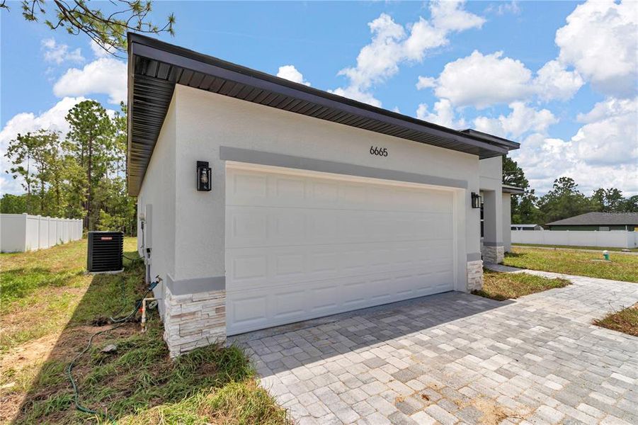 Exterior details and patio area of a home in , Citrus Springs (Image 3).