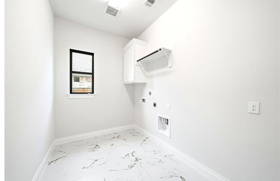 Spacious, unfurnished interior of a new home in Bridgeland 50', Cypress (Image 33).