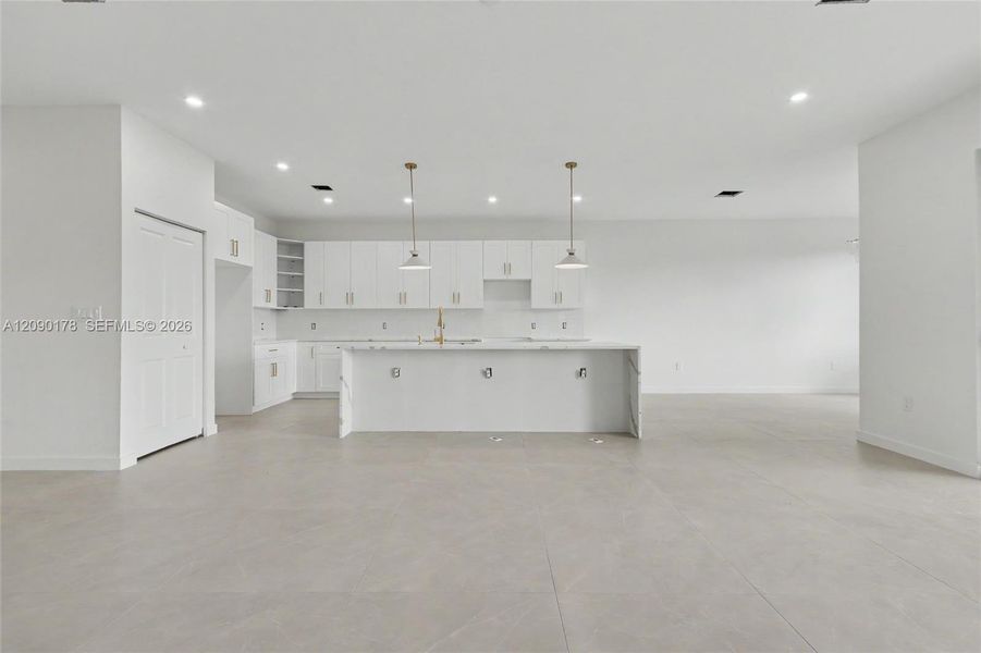 Spacious, unfurnished interior of a new home in , Oakland Park (Image 31).