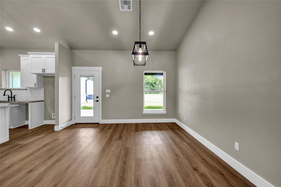 Spacious, unfurnished interior of a new home in , Angleton (Image 19).