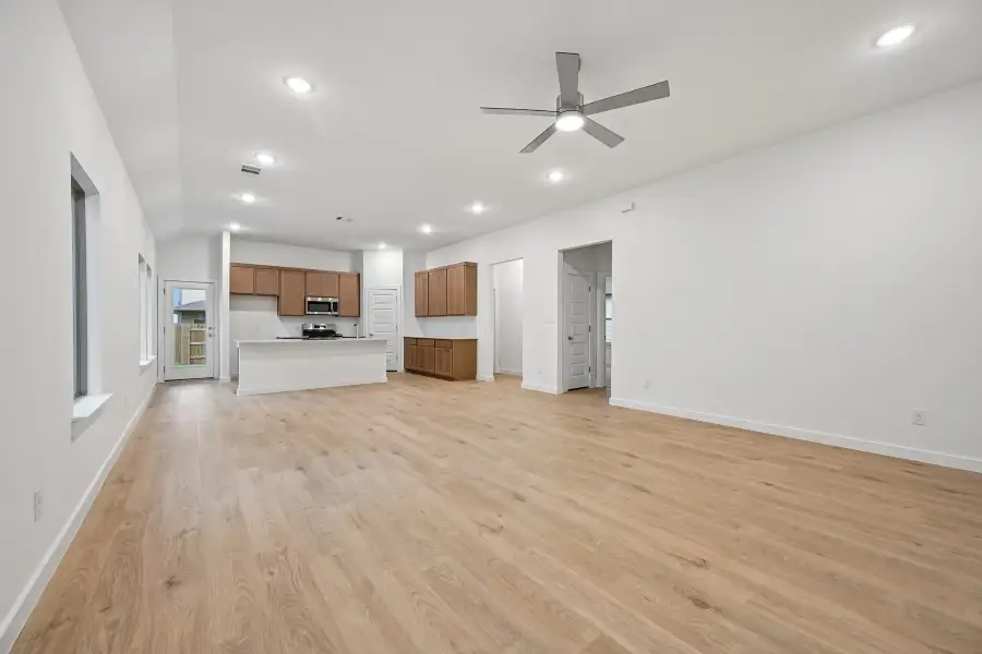 Spacious, unfurnished interior of a new home in Riviera Pines, Huffman (Image 16).