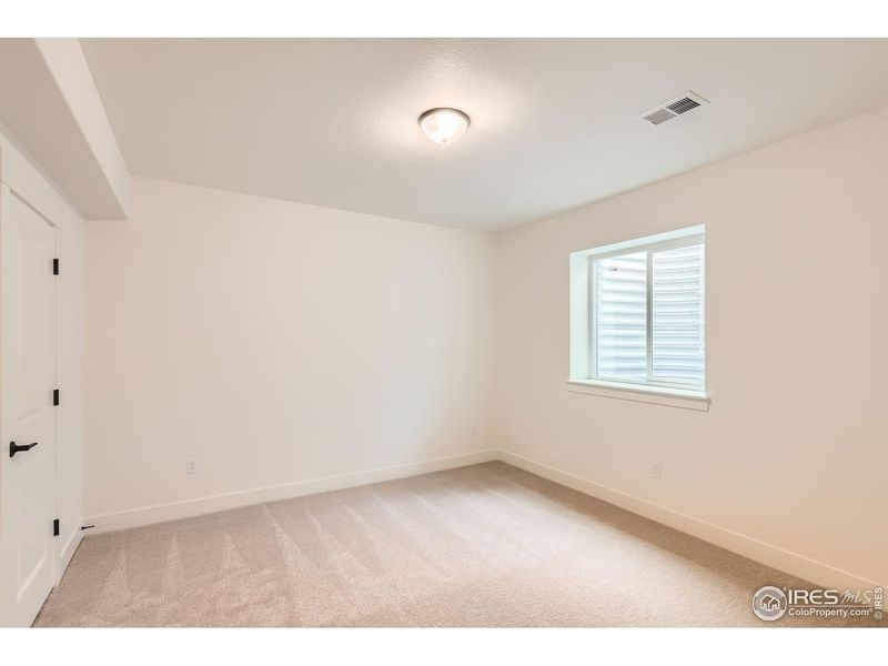 Spacious, unfurnished interior of a new home in Barefoot Lakes, Longmont (Image 22).