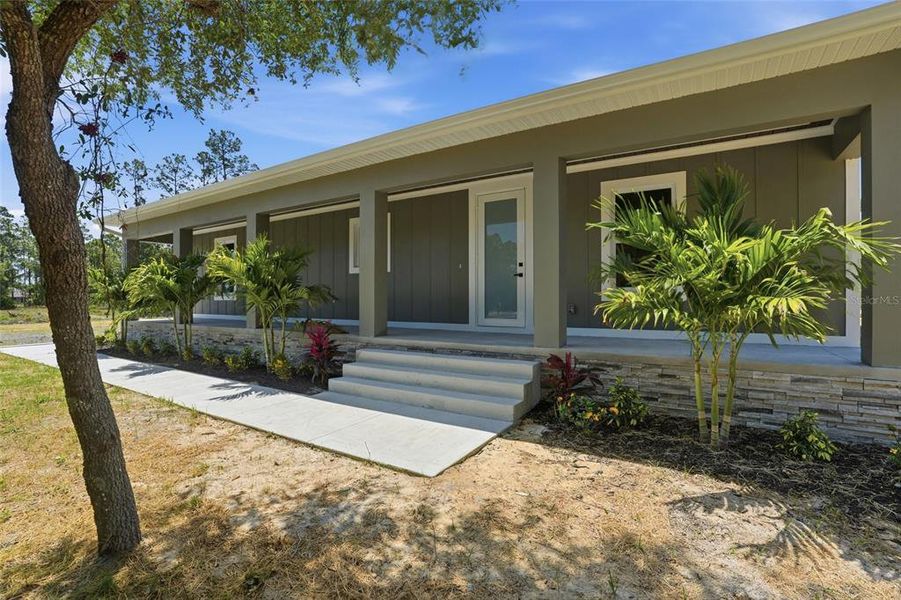 Exterior details and patio area of a home in , Labelle (Image 28).
