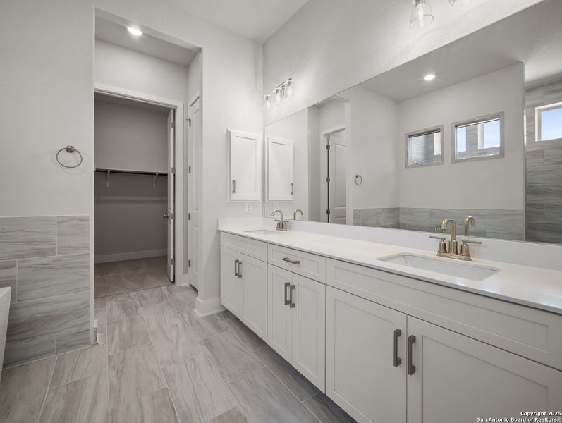 Furnished interior view inside a new home in Cibolo Crossing, Universal City (Image 8).