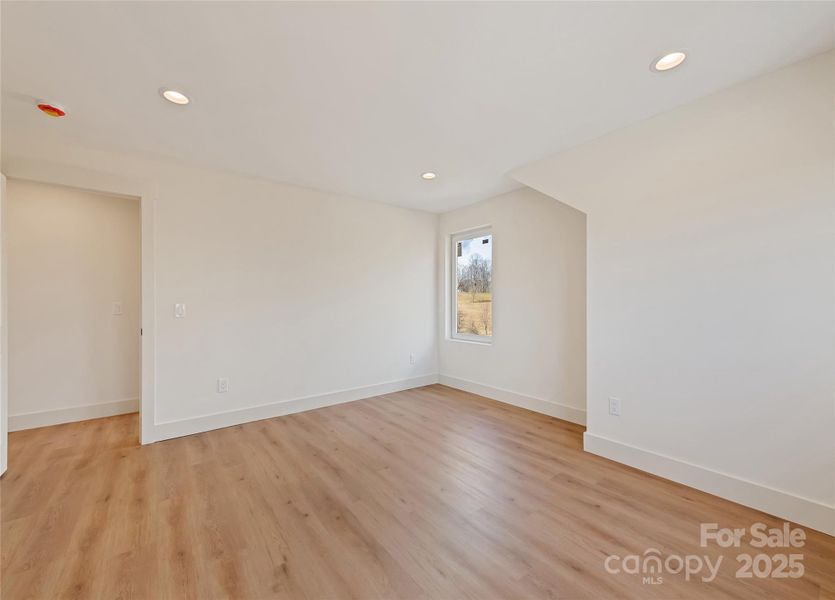 Spacious, unfurnished interior of a new home in , Alexander (Image 26).