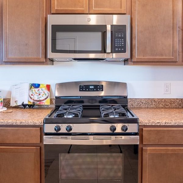 Pantano Kitchen stove and microwave