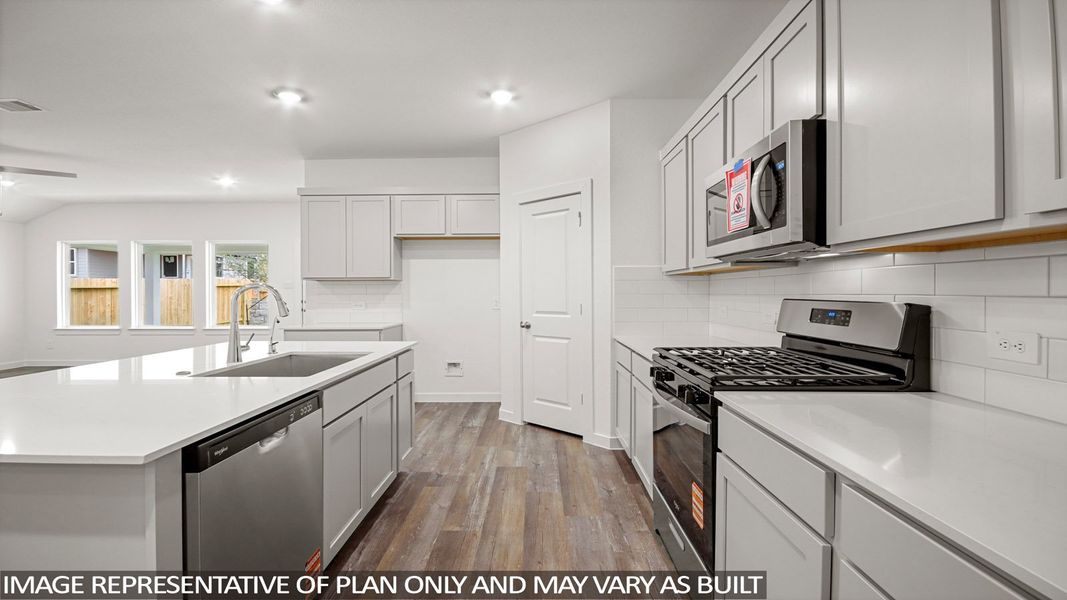 Furnished interior view inside a new home in Silverthorne, Conroe (Image 5).