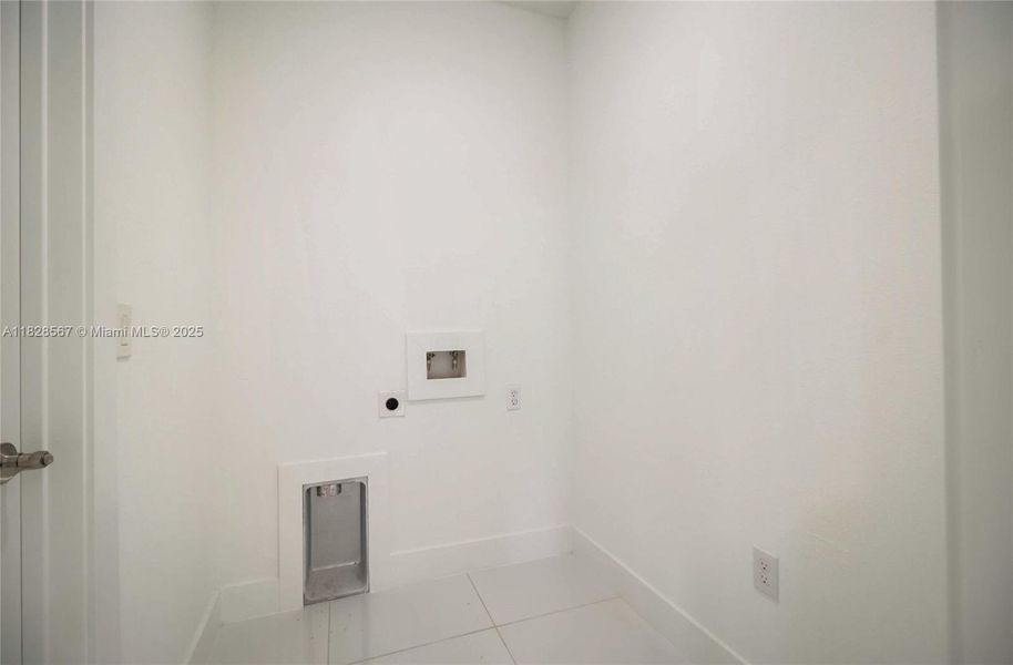 Spacious, unfurnished interior of a new home in , Alva (Image 18).