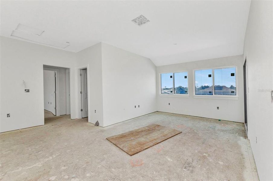 Spacious, unfurnished interior of a new home in , Port Charlotte (Image 29).