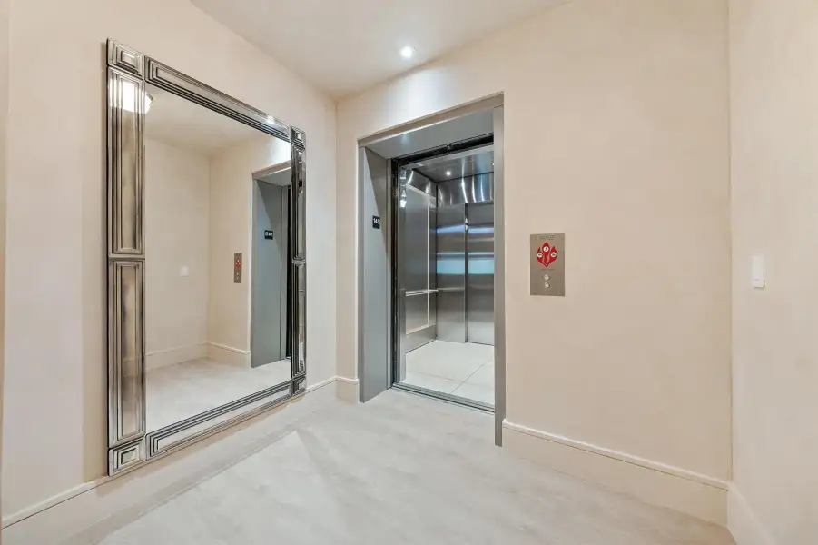 Private Elevator/Foyer Private Elevator/Foyer