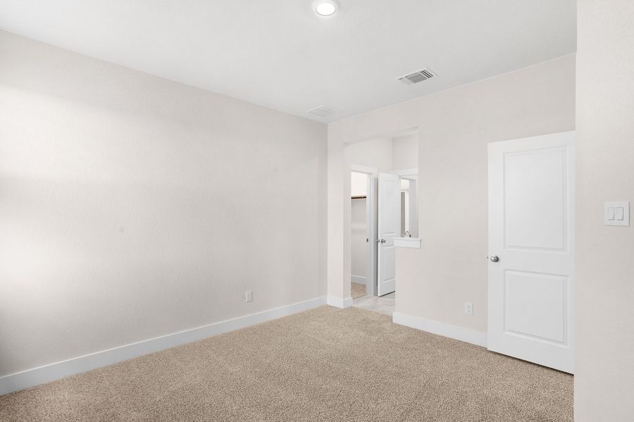 Spacious, unfurnished interior of a new home in Santa Rita Ranch, Liberty Hill (Image 25).