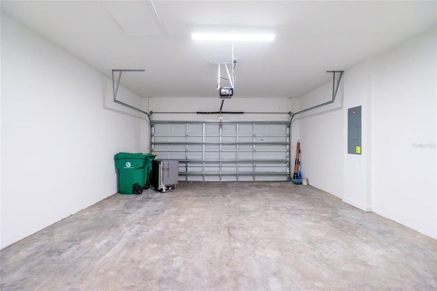 Spacious, unfurnished interior of a new home in Island Lakes at Coco Bay: Villas, Englewood (Image 20).