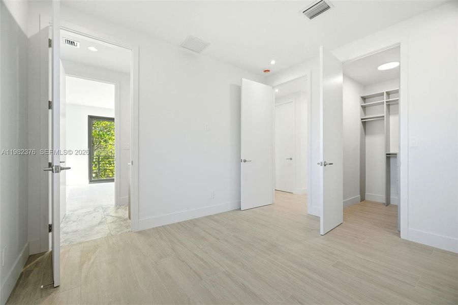 Spacious, unfurnished interior of a new home in , Miami (Image 14).